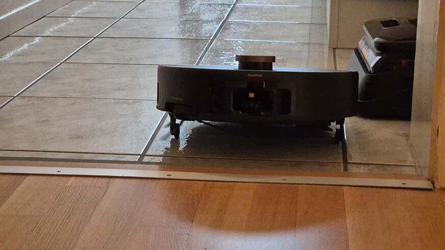 Der MOVA Z60 Ultra Roller fährt eine hohe Schwelle mit Hilfe des StepMaster™-Systems hoch.